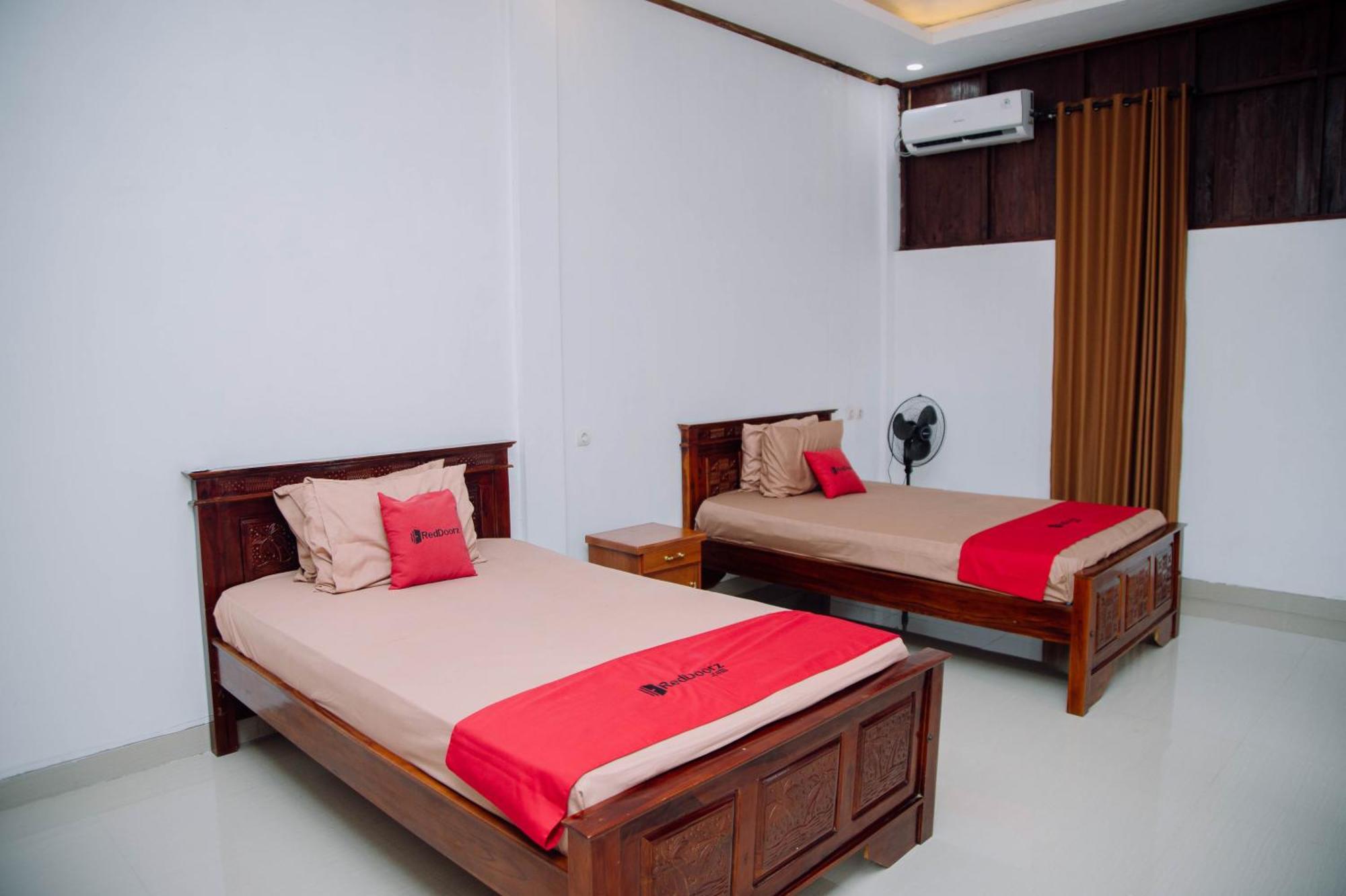 Reddoorz At Villa Bukit Senyum Lombok Kuripan  Exterior photo