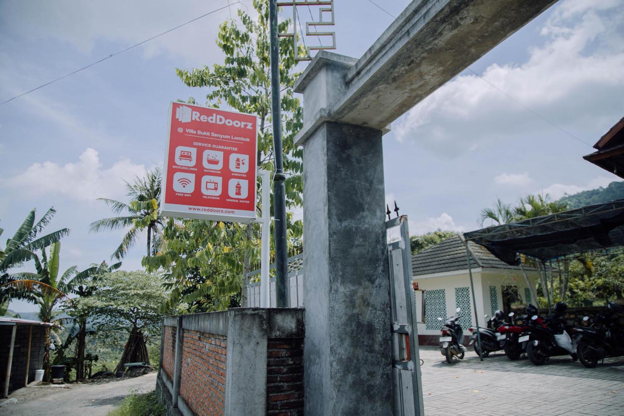 Reddoorz At Villa Bukit Senyum Lombok Kuripan  Exterior photo