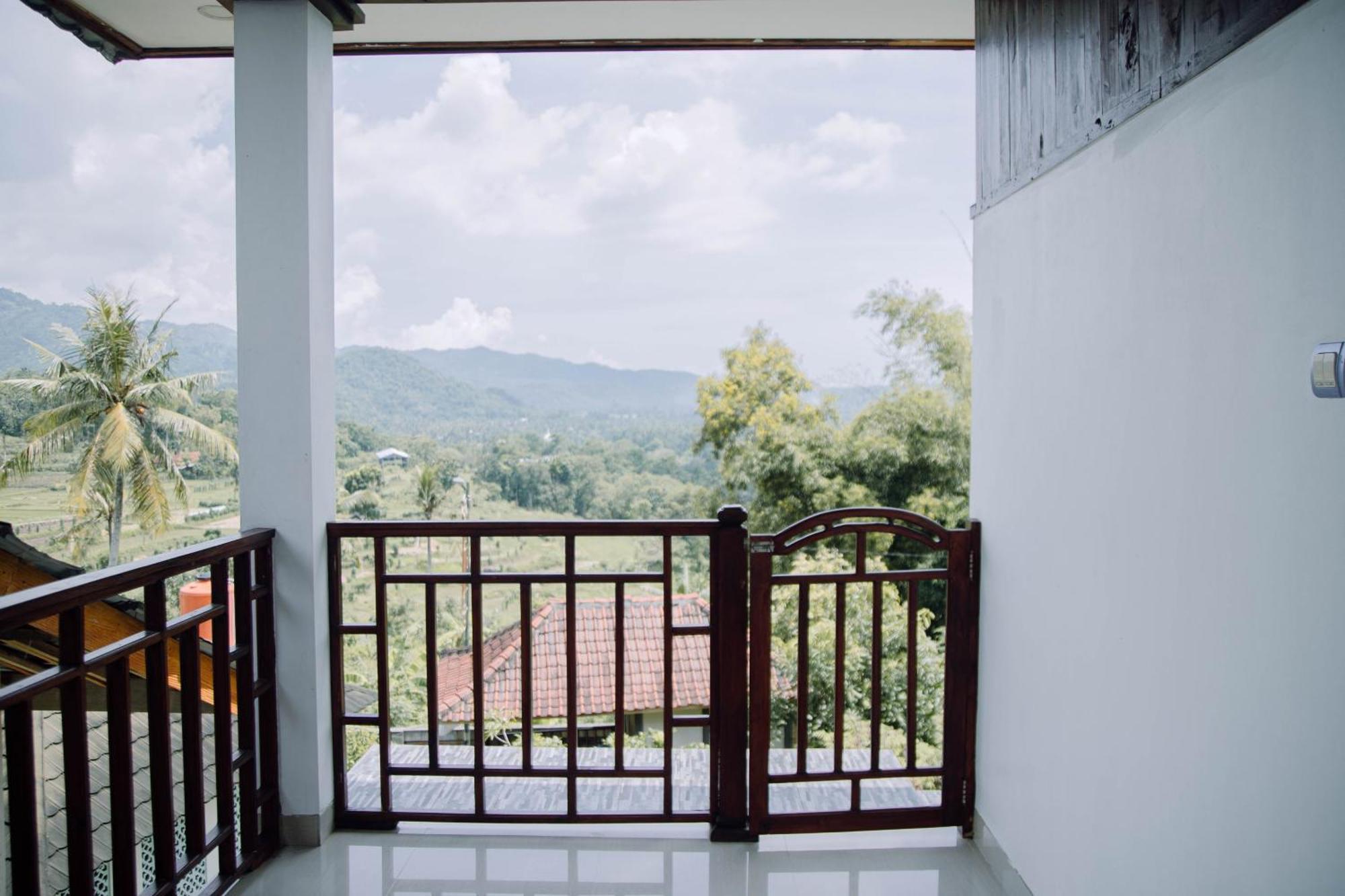 Reddoorz At Villa Bukit Senyum Lombok Kuripan  Exterior photo